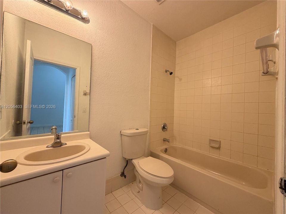 На продажу: $199,999 (2 спален, 2 ванн, 930 Квадратных фут)