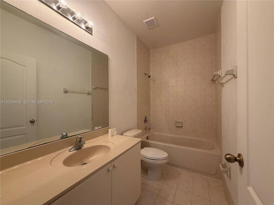 На продажу: $199,999 (2 спален, 2 ванн, 930 Квадратных фут)