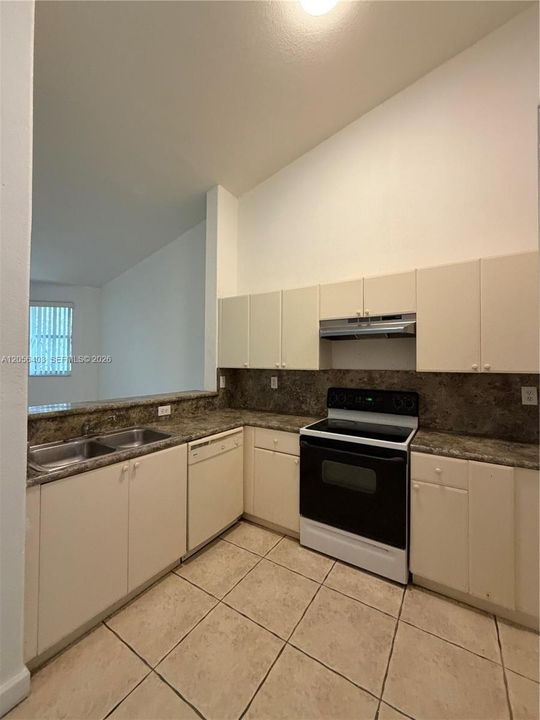 На продажу: $199,999 (2 спален, 2 ванн, 930 Квадратных фут)