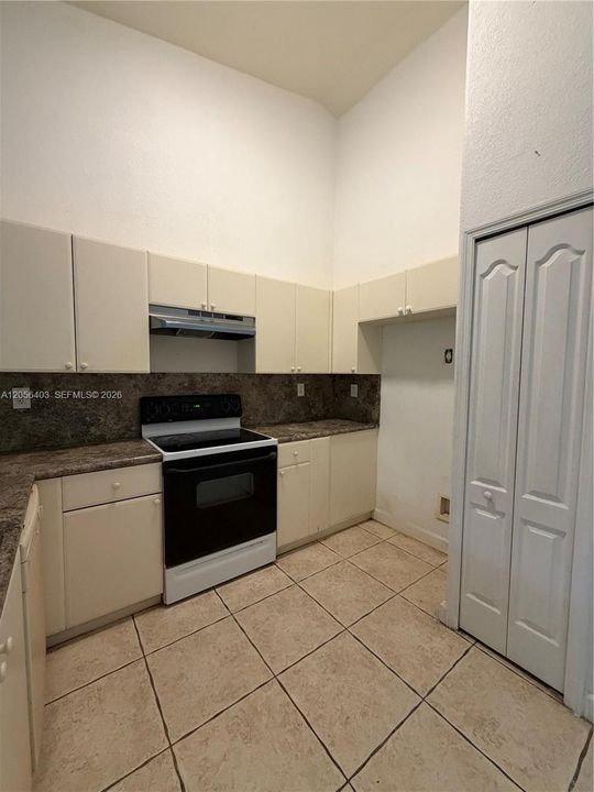 На продажу: $199,999 (2 спален, 2 ванн, 930 Квадратных фут)