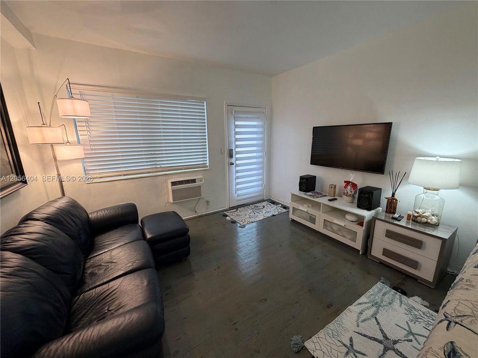 For Rent: $1,650 (0 beds, 1 baths, 380 Square Feet)