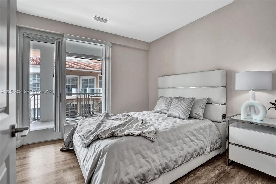 В аренду: $9,000 (2 спален, 2 ванн, 820 Квадратных фут)