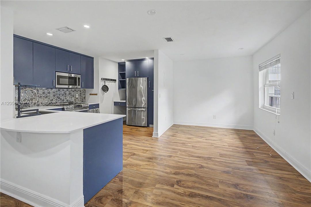 For Sale: $600,000 (2 beds, 2 baths, 1218 Square Feet)