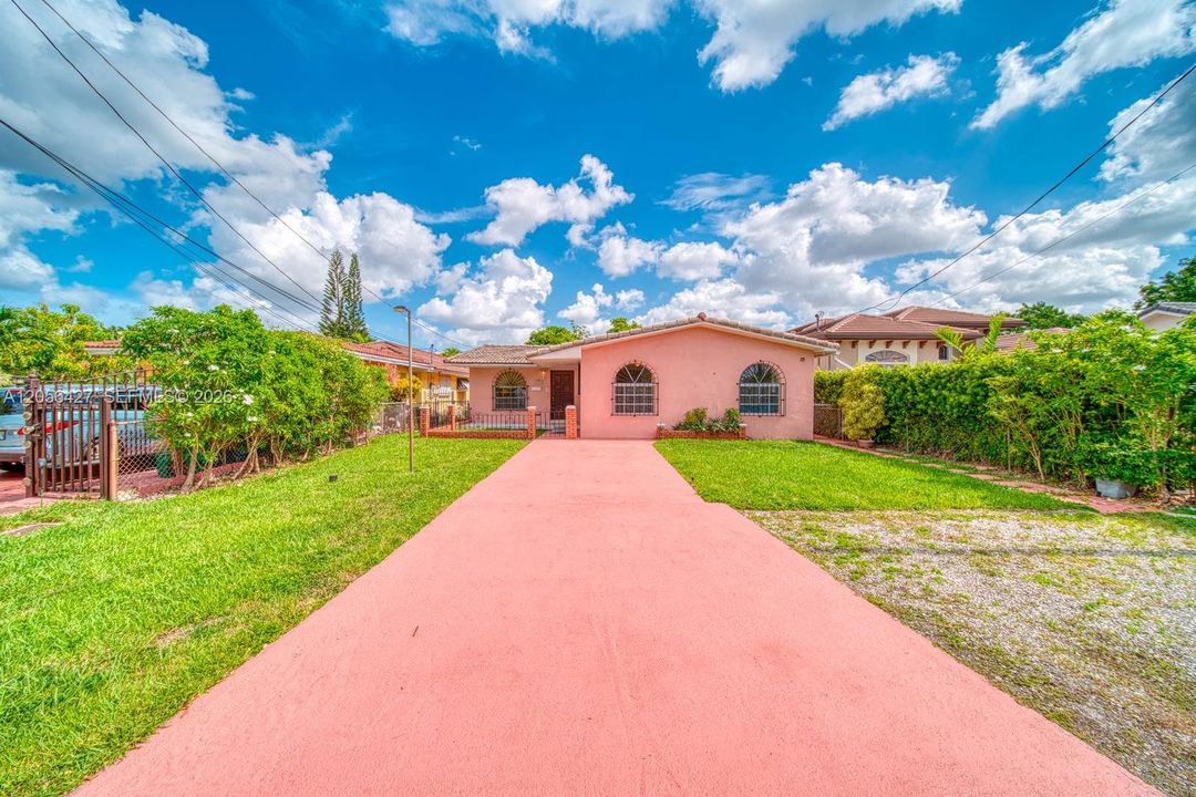 En Venta: $875,000 (4 camas, 2 baños, 1856 Pies cuadrados)
