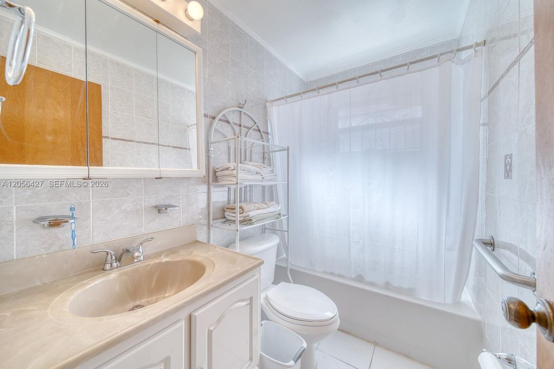 En Venta: $875,000 (4 camas, 2 baños, 1856 Pies cuadrados)