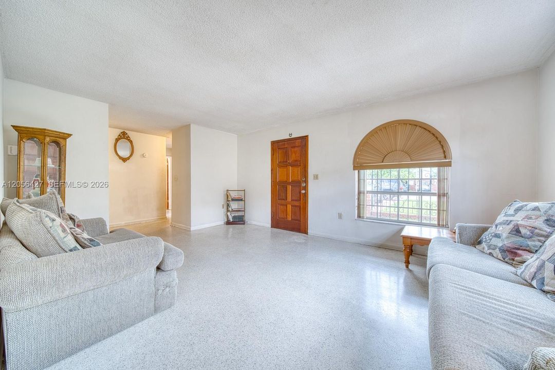 En Venta: $875,000 (4 camas, 2 baños, 1856 Pies cuadrados)