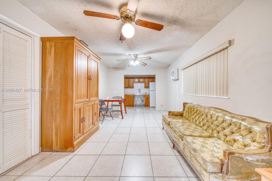 En Venta: $875,000 (4 camas, 2 baños, 1856 Pies cuadrados)