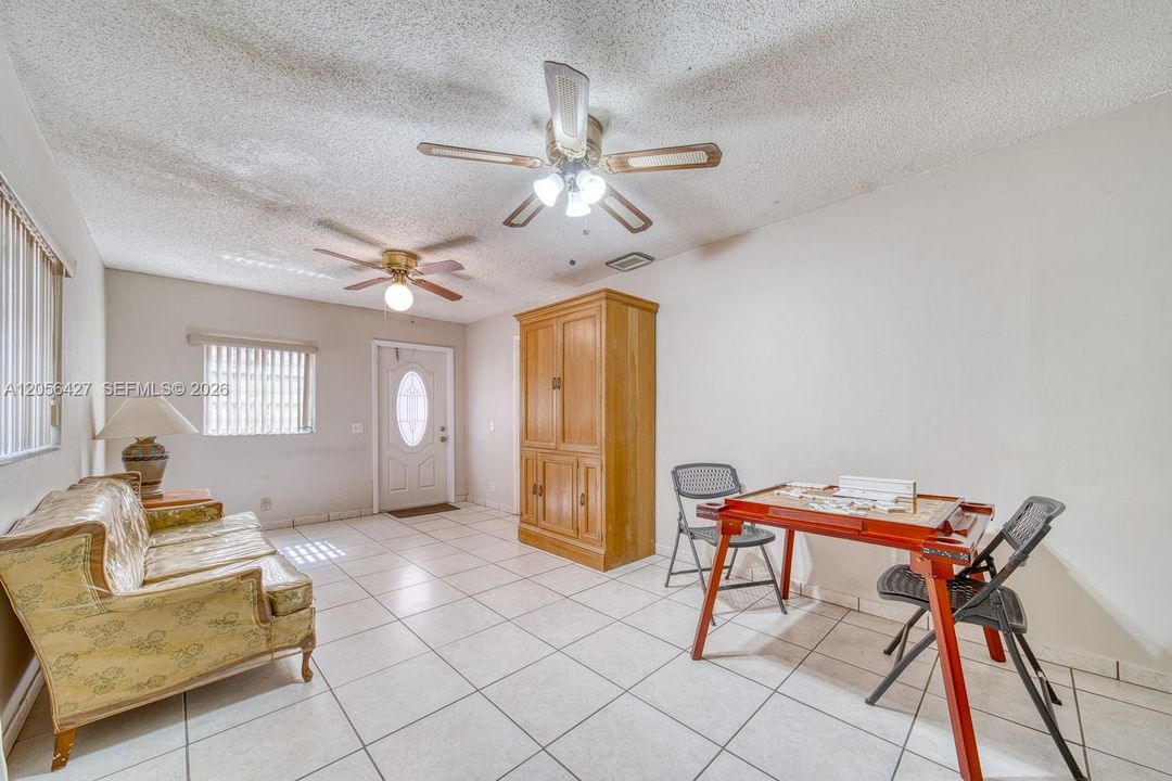 En Venta: $875,000 (4 camas, 2 baños, 1856 Pies cuadrados)