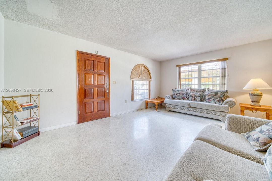 En Venta: $875,000 (4 camas, 2 baños, 1856 Pies cuadrados)