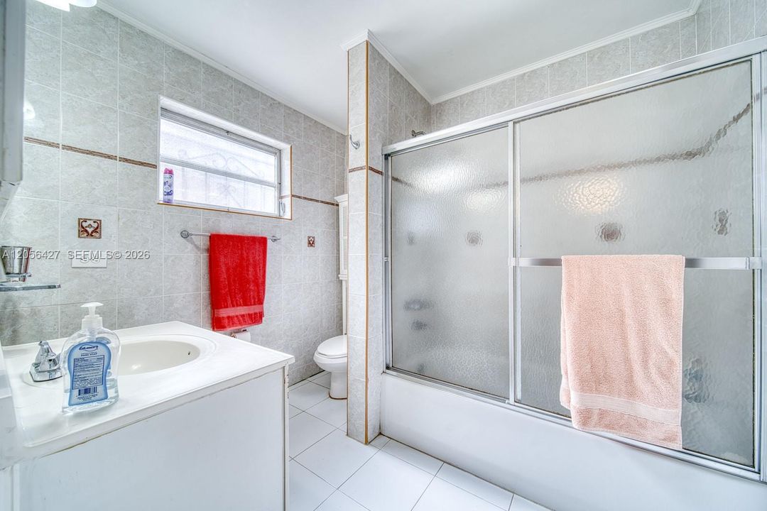 En Venta: $875,000 (4 camas, 2 baños, 1856 Pies cuadrados)