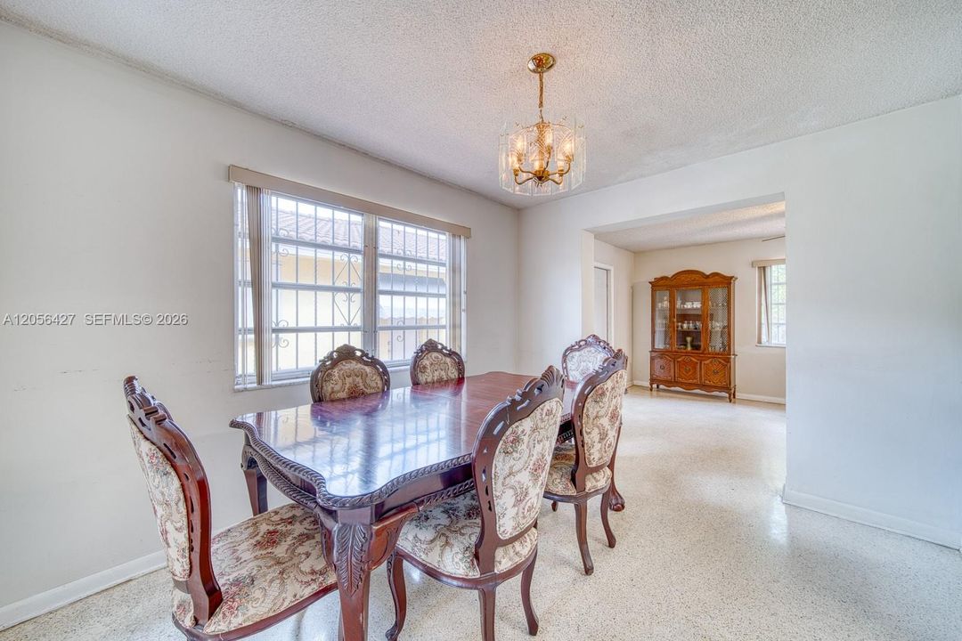 En Venta: $875,000 (4 camas, 2 baños, 1856 Pies cuadrados)