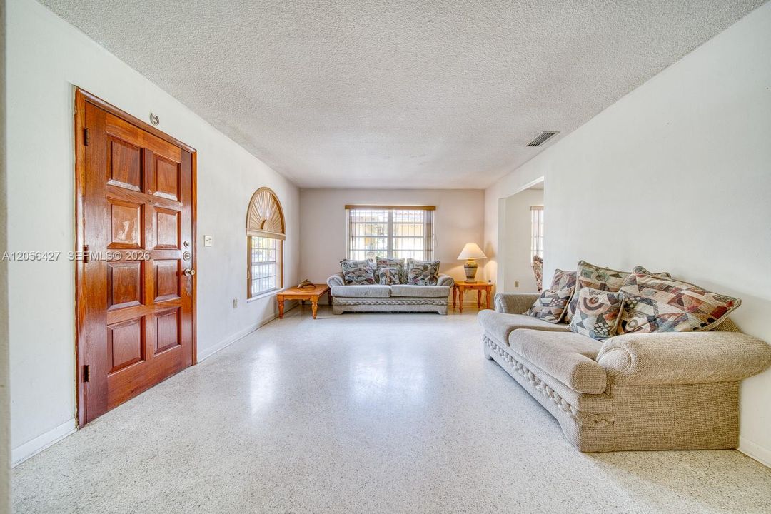 En Venta: $875,000 (4 camas, 2 baños, 1856 Pies cuadrados)