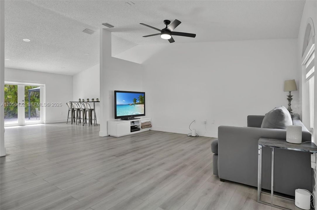 В аренду: $3,900 (3 спален, 2 ванн, 1524 Квадратных фут)