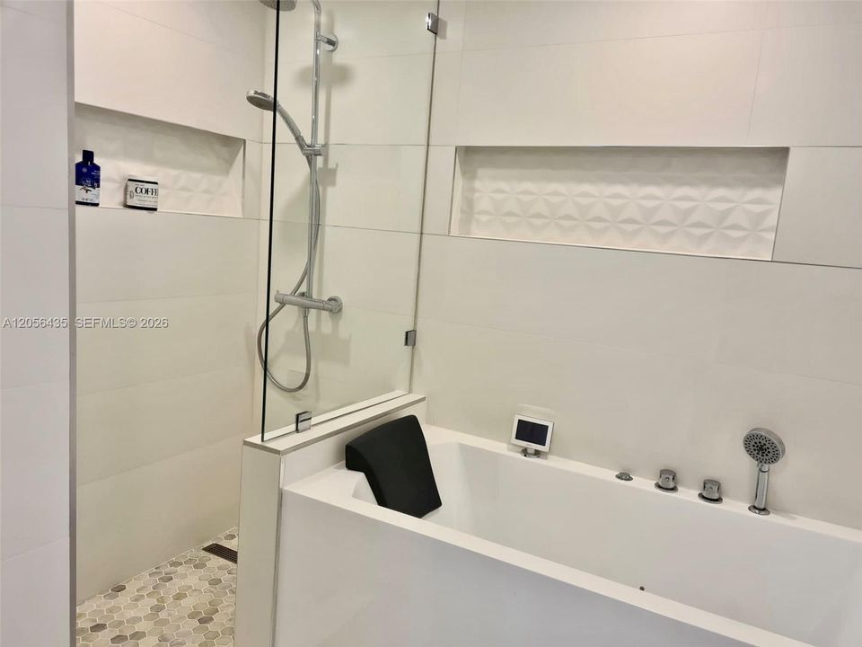For Rent: $3,500 (1 beds, 2 baths, 1113 Square Feet)