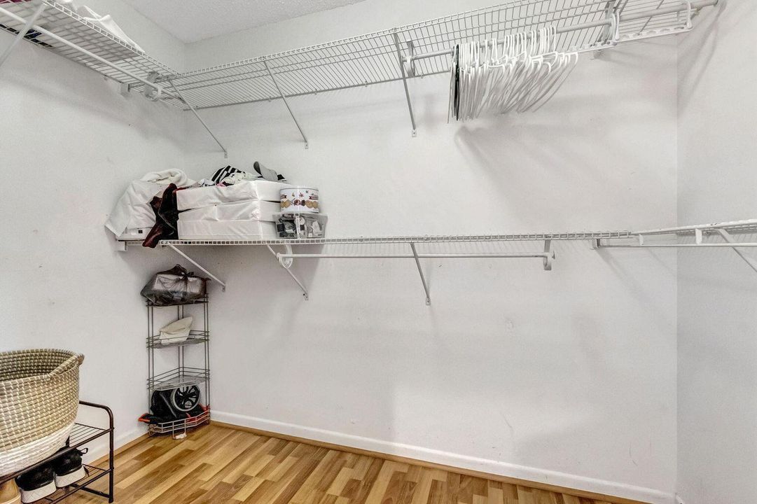 WALK-IN CLOSET