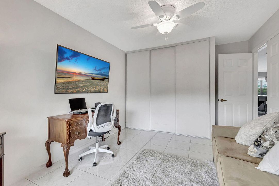 BEDROOM/DEN