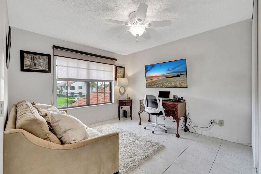 BEDROOM/DEN