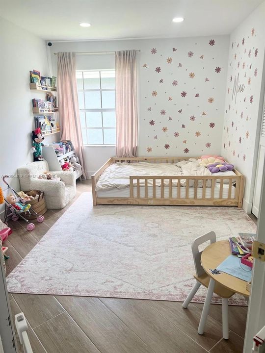 В аренду: $3,700 (3 спален, 2 ванн, 1296 Квадратных фут)