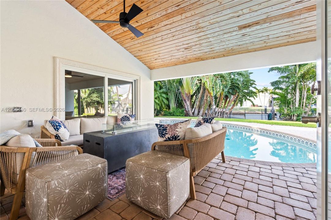 En Venta: $3,999,000 (3 camas, 2 baños, 2481 Pies cuadrados)