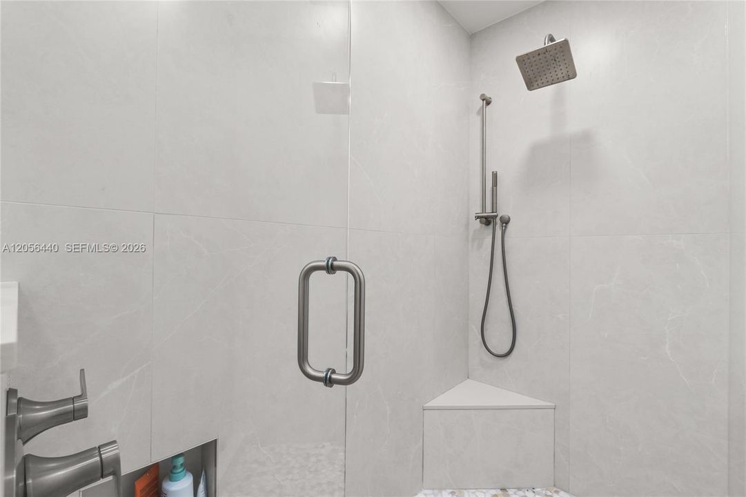 En Venta: $3,999,000 (3 camas, 2 baños, 2481 Pies cuadrados)