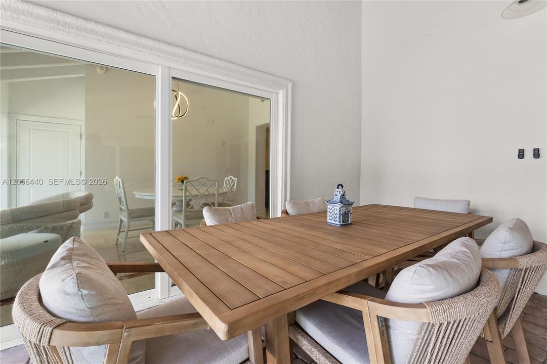 En Venta: $3,999,000 (3 camas, 2 baños, 2481 Pies cuadrados)