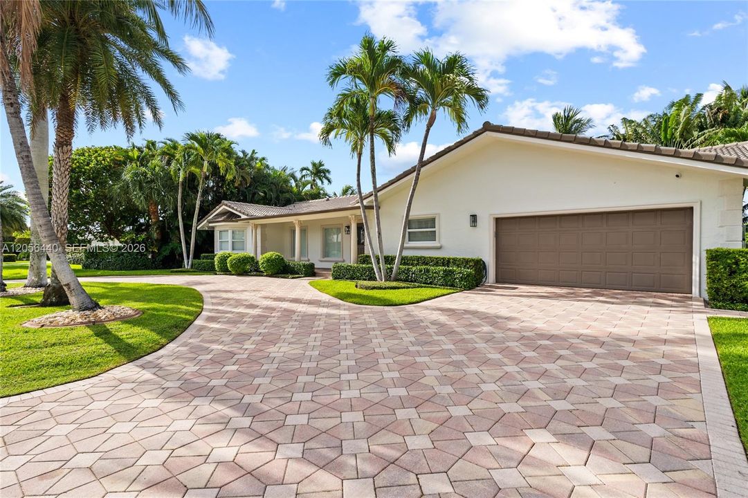 En Venta: $3,999,000 (3 camas, 2 baños, 2481 Pies cuadrados)