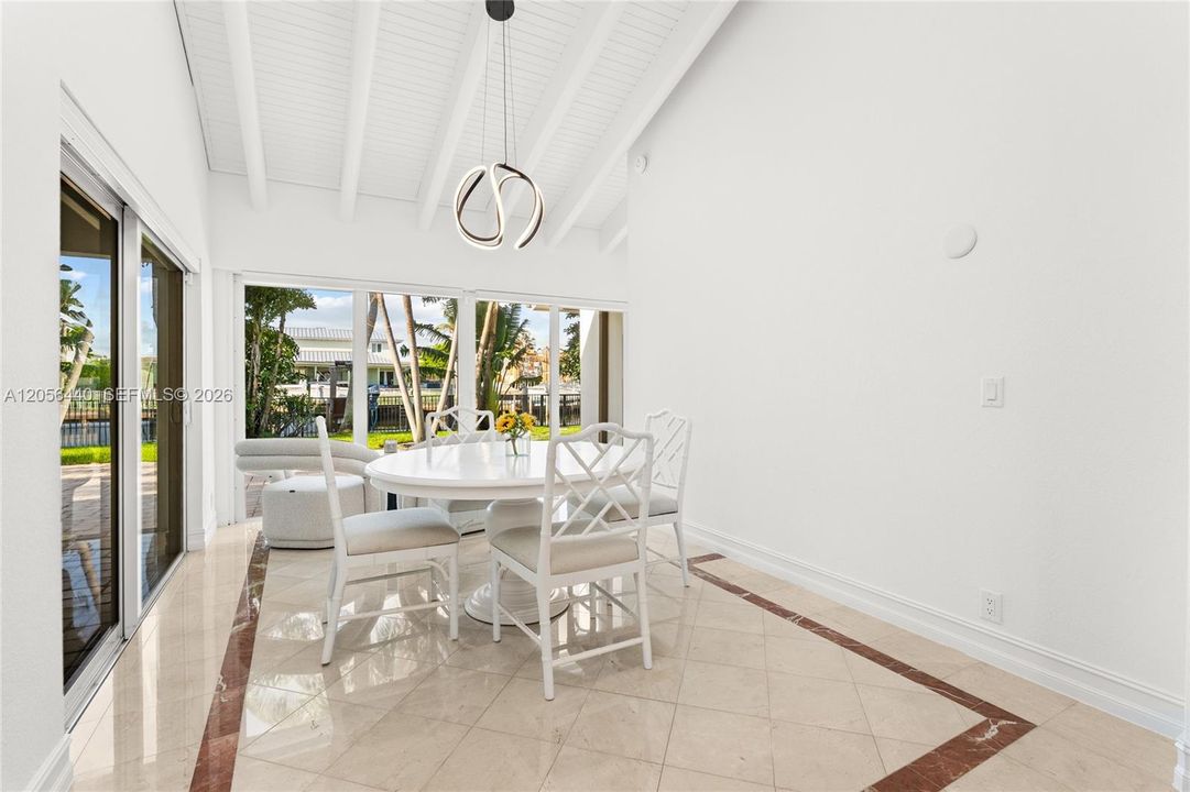 En Venta: $3,999,000 (3 camas, 2 baños, 2481 Pies cuadrados)