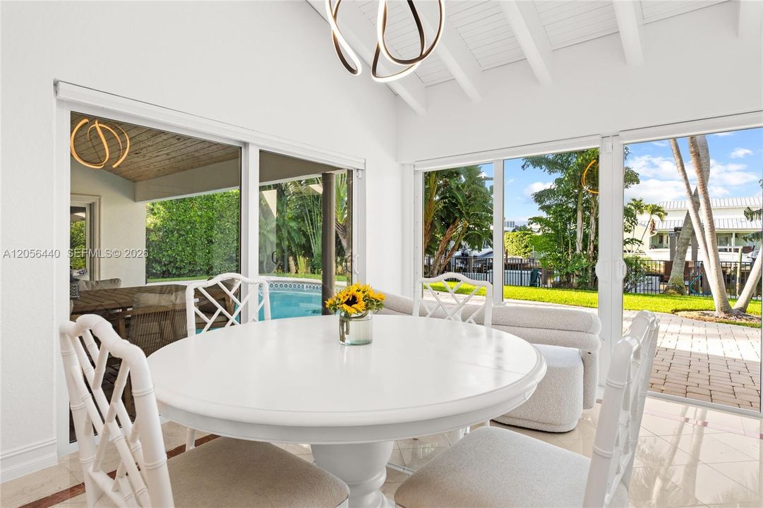 En Venta: $3,999,000 (3 camas, 2 baños, 2481 Pies cuadrados)