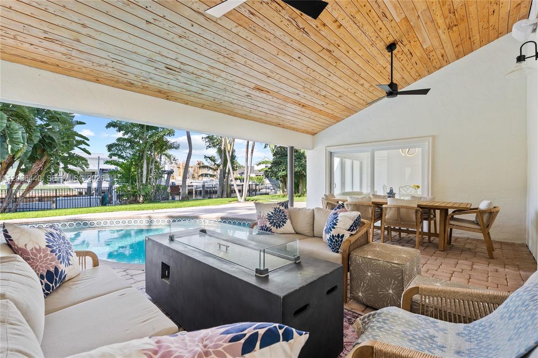 En Venta: $3,999,000 (3 camas, 2 baños, 2481 Pies cuadrados)