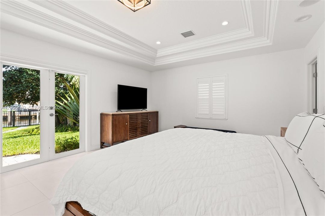 En Venta: $3,999,000 (3 camas, 2 baños, 2481 Pies cuadrados)