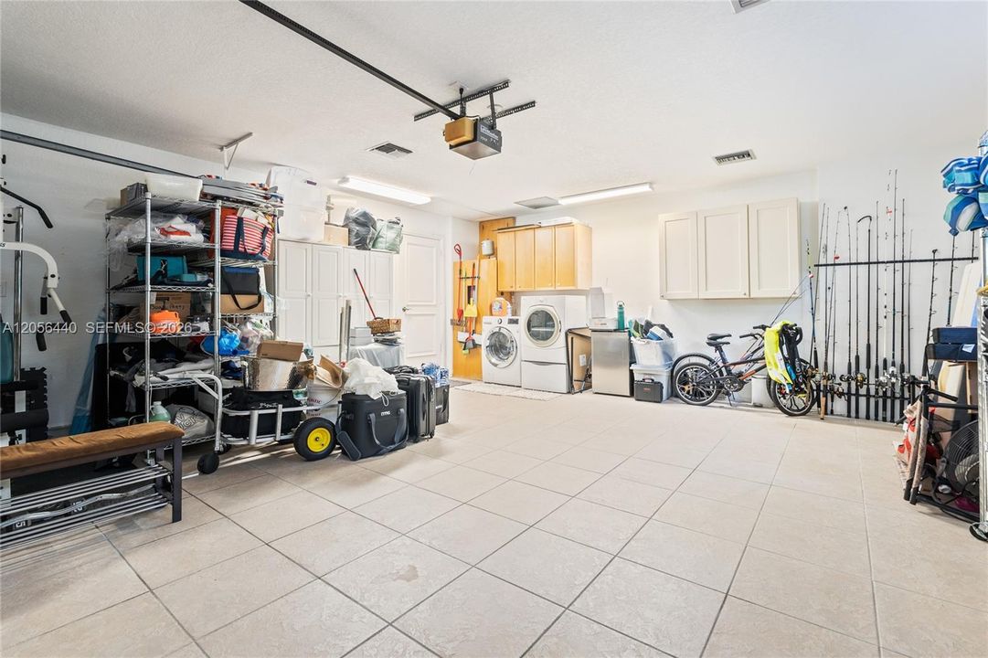 En Venta: $3,999,000 (3 camas, 2 baños, 2481 Pies cuadrados)