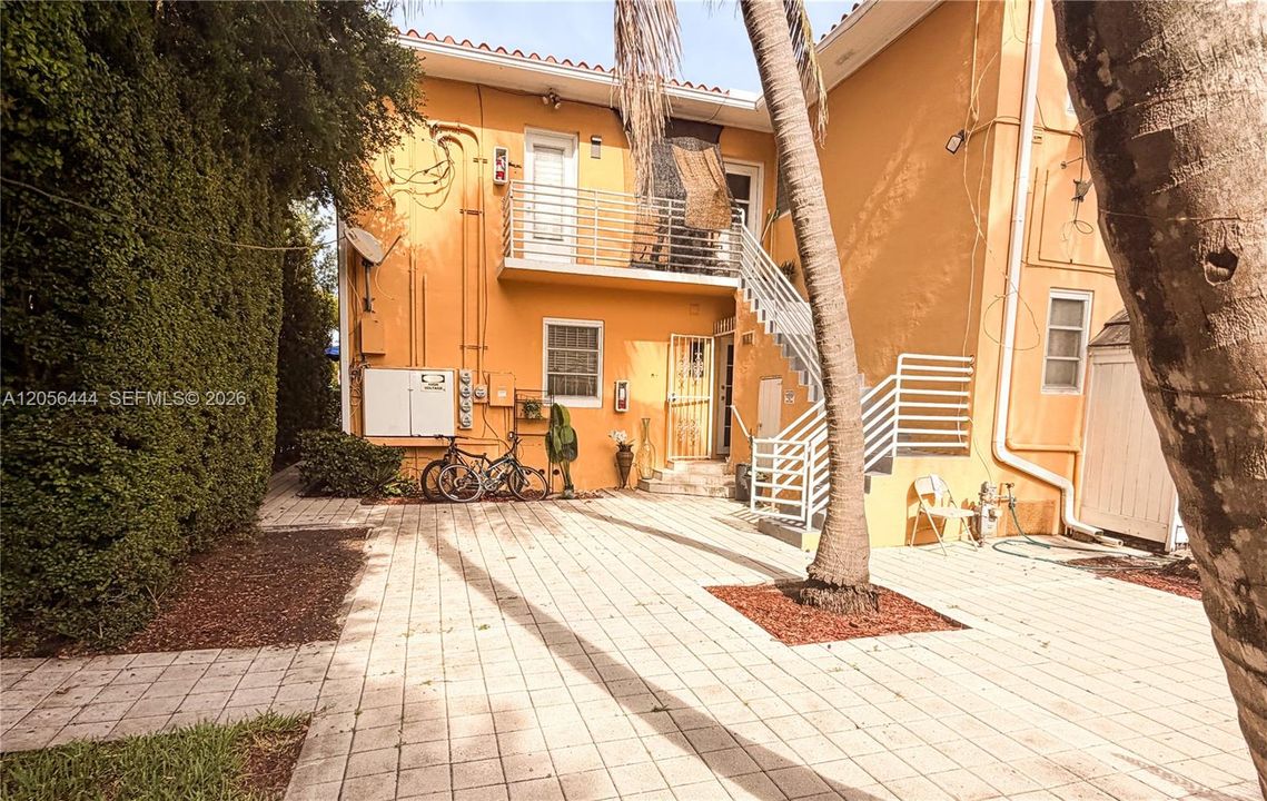 For Rent: $2,100 (2 beds, 1 baths, 3004 Square Feet)