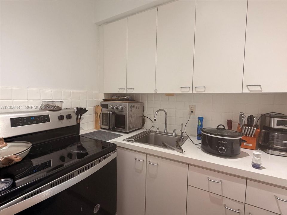 For Rent: $2,100 (2 beds, 1 baths, 3004 Square Feet)