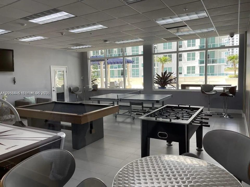 For Sale: $519,000 (1 beds, 1 baths, 825 Square Feet)