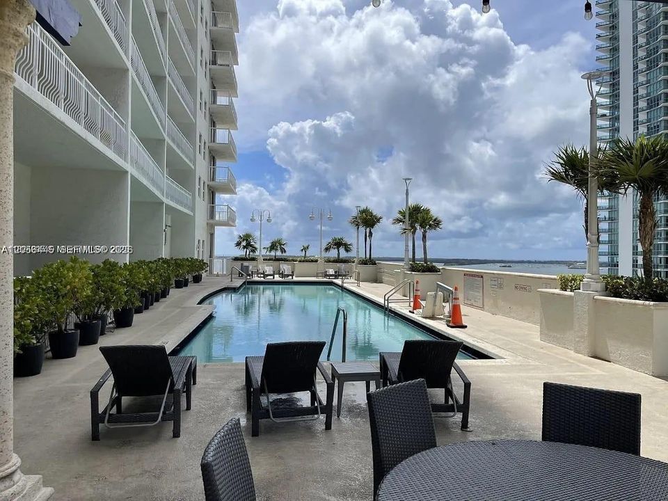 For Sale: $519,000 (1 beds, 1 baths, 825 Square Feet)