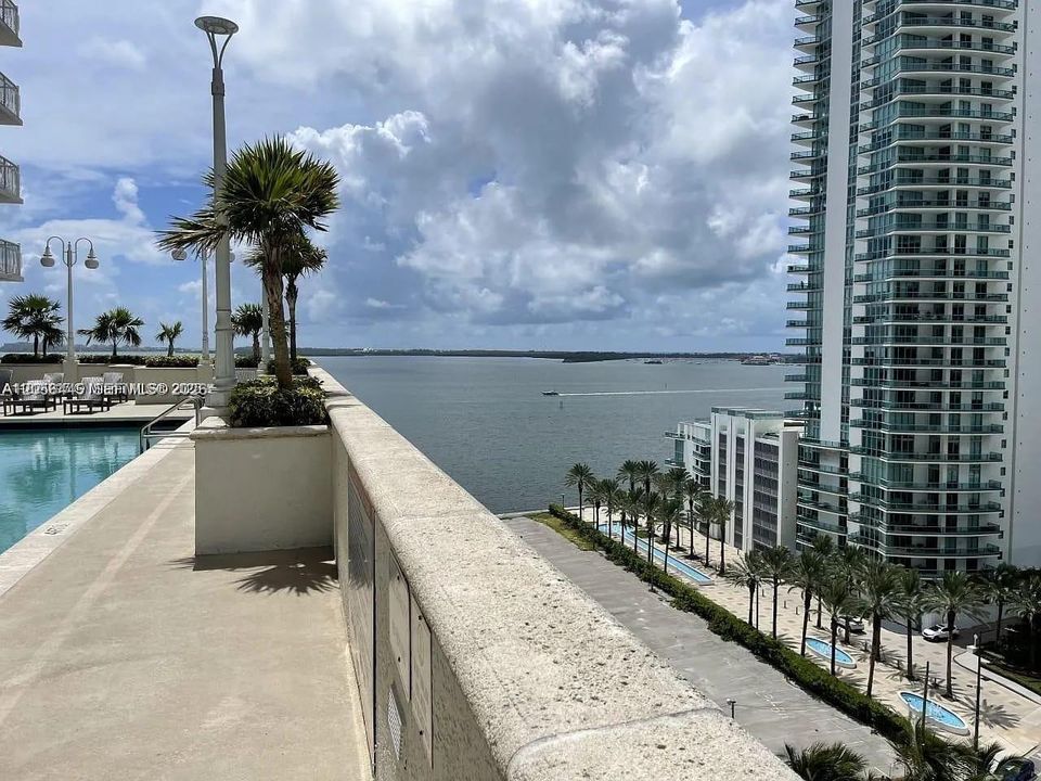 For Sale: $519,000 (1 beds, 1 baths, 825 Square Feet)