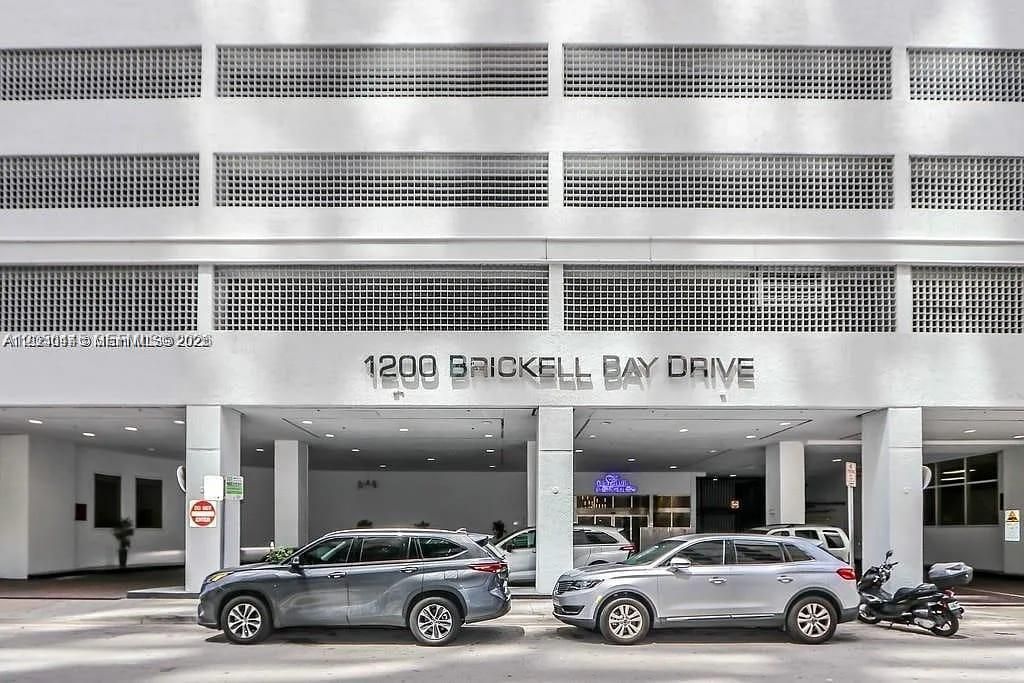 For Sale: $519,000 (1 beds, 1 baths, 825 Square Feet)