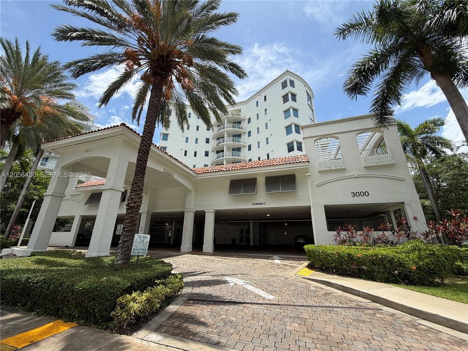 Beautiful building on the best Aventura location.