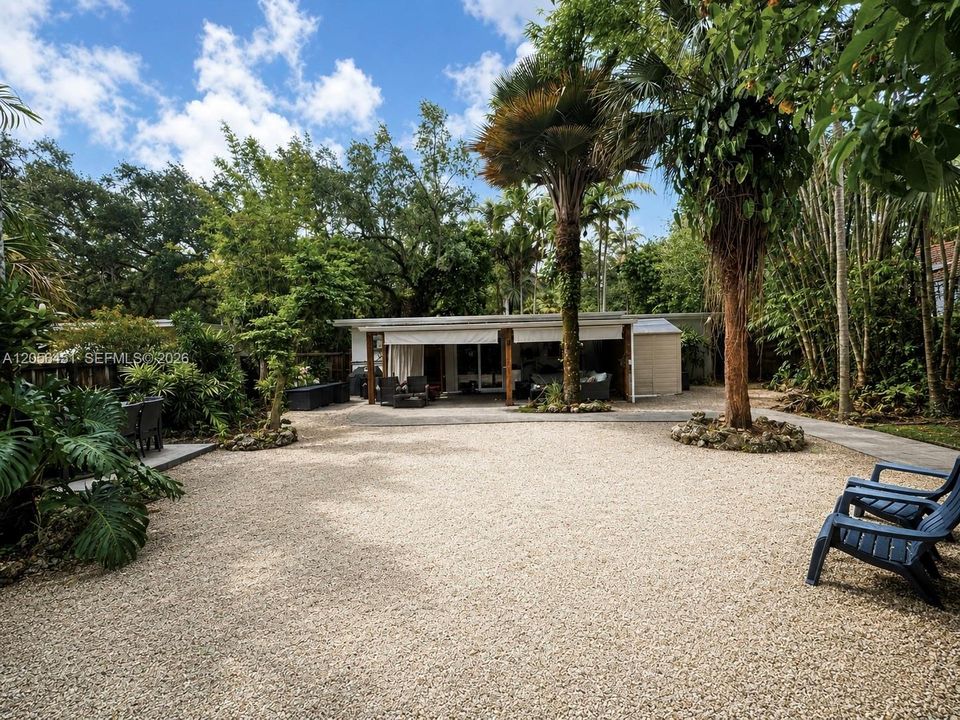 For Sale: $975,000 (3 beds, 2 baths, 1170 Square Feet)