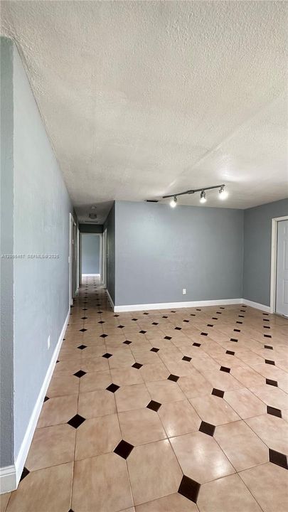 For Sale: $695,000 (3 beds, 1 baths, 936 Square Feet)