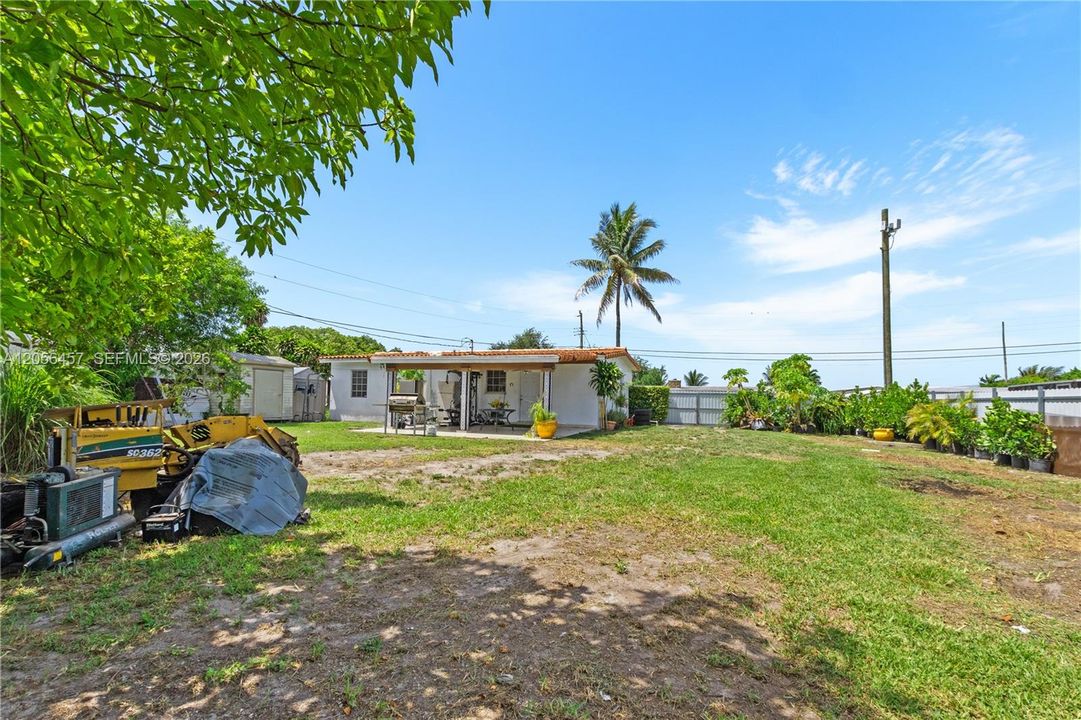 For Sale: $695,000 (3 beds, 1 baths, 936 Square Feet)