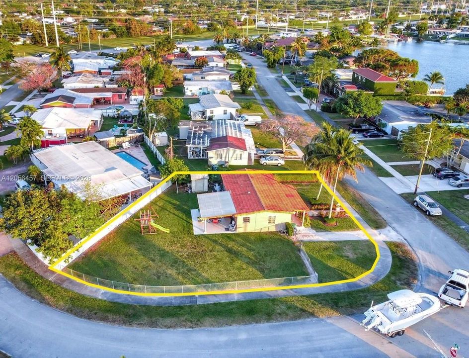 For Sale: $695,000 (3 beds, 1 baths, 936 Square Feet)