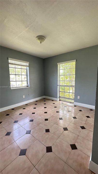 For Sale: $695,000 (3 beds, 1 baths, 936 Square Feet)