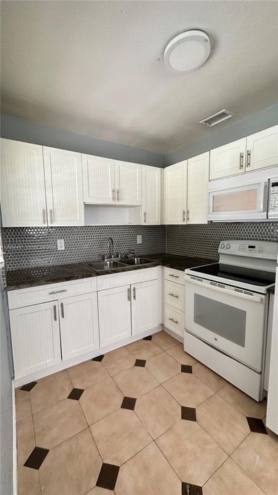For Sale: $695,000 (3 beds, 1 baths, 936 Square Feet)