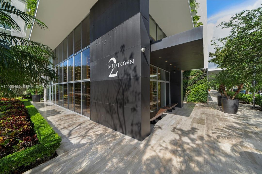For Rent: $3,700 (1 beds, 1 baths, 735 Square Feet)