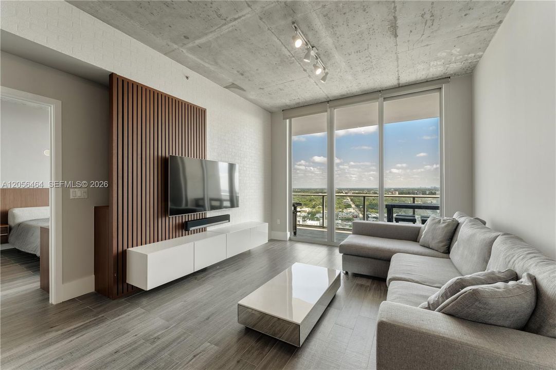 For Rent: $3,700 (1 beds, 1 baths, 735 Square Feet)