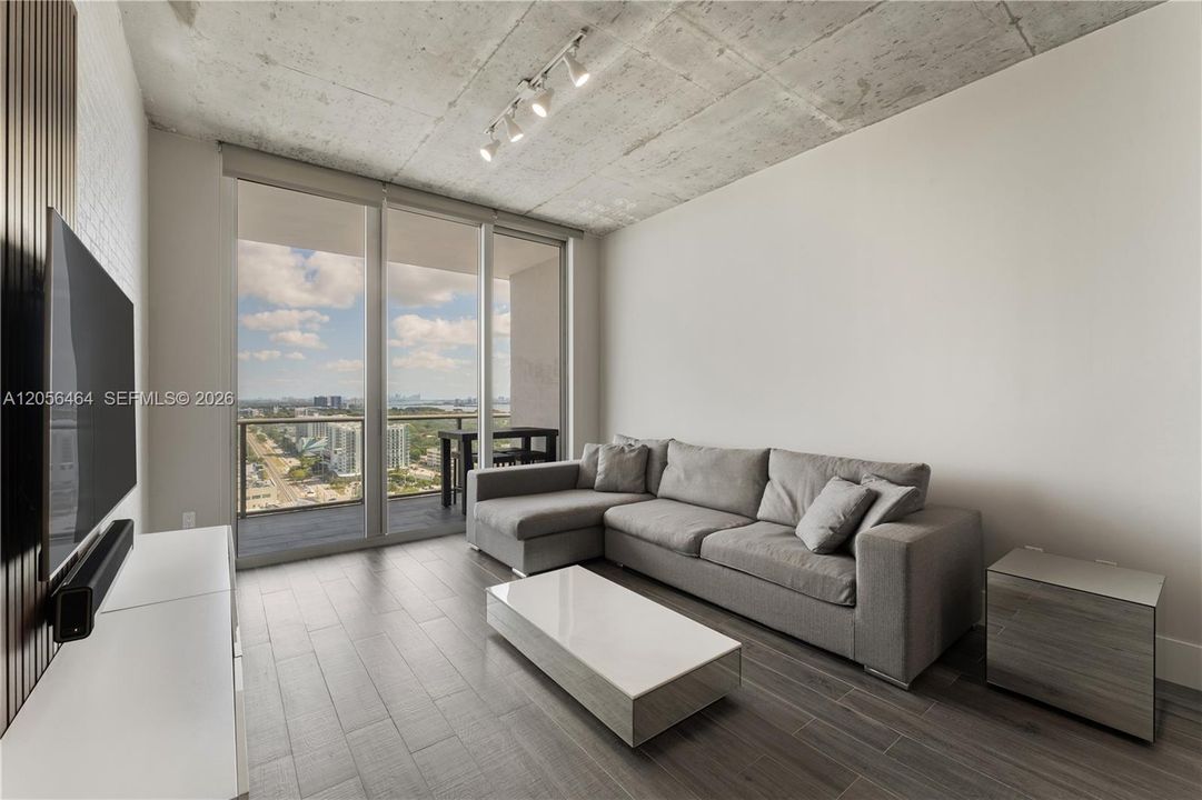 For Rent: $3,700 (1 beds, 1 baths, 735 Square Feet)