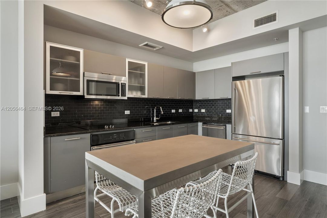 For Rent: $3,700 (1 beds, 1 baths, 735 Square Feet)