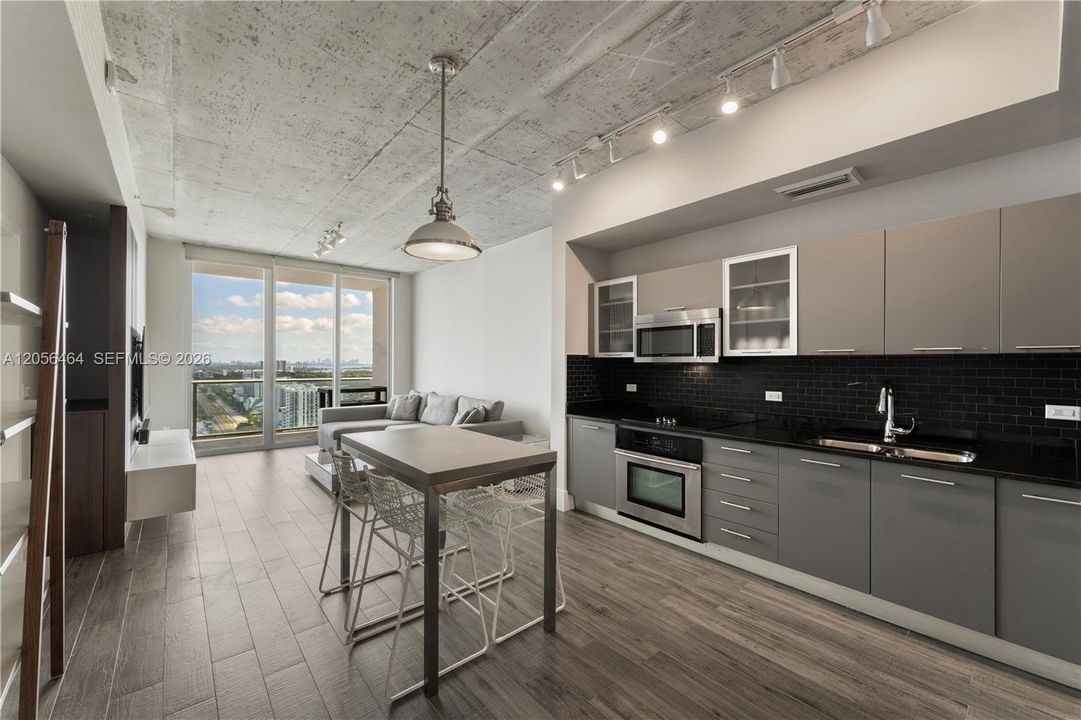 For Rent: $3,700 (1 beds, 1 baths, 735 Square Feet)
