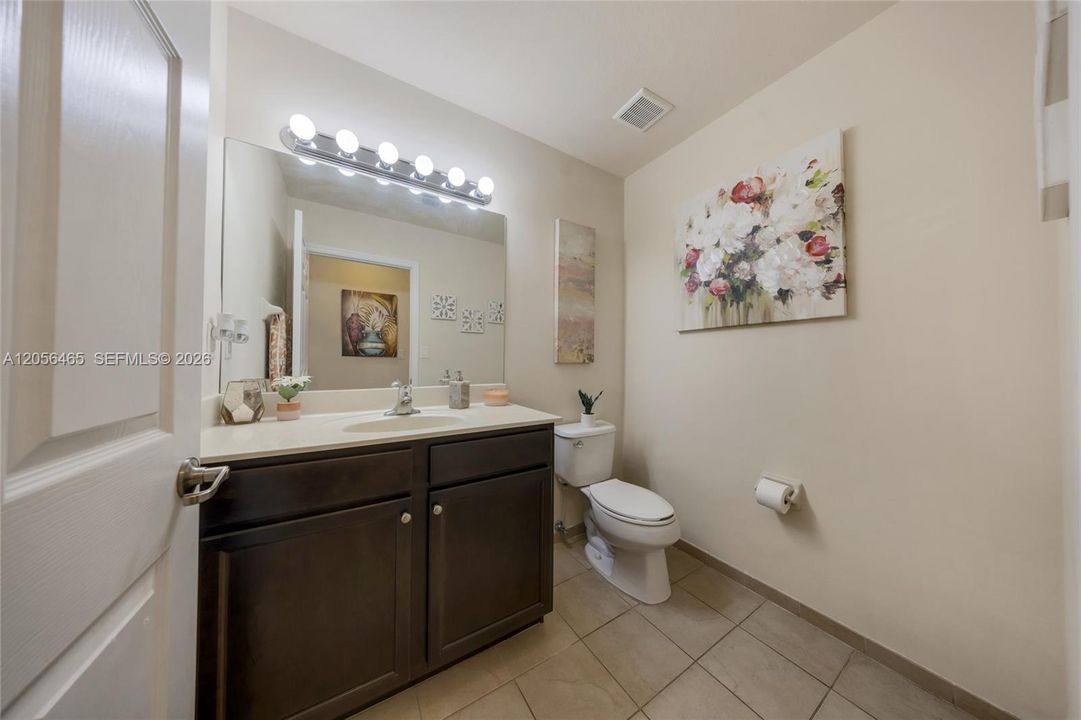 For Sale: $308,000 (2 beds, 2 baths, 1139 Square Feet)